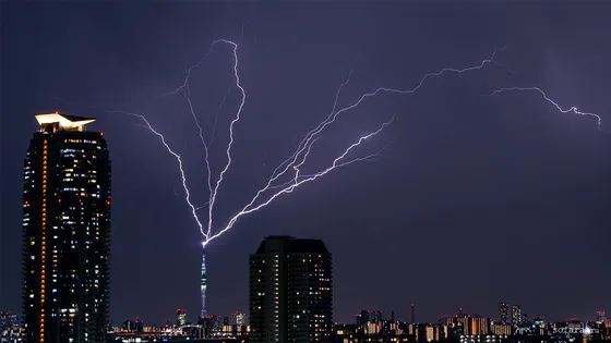 Восходящие молнии из телевышки в Токио