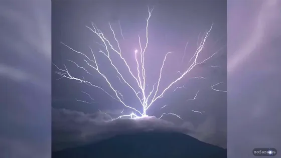 Восходящие молнии над вулканом Агуа в Гватемале